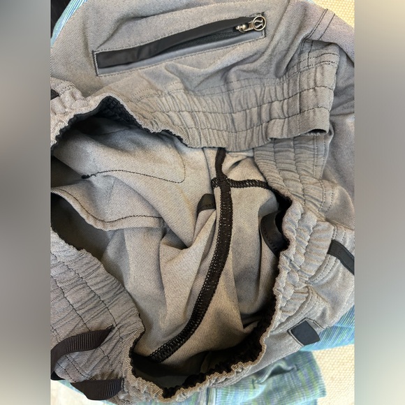 Lululemon💎EUC VINTAGE🦄Varsity Shorts 2014🦄Black (grey denim effect)🦄Size 6 - Picture 12 of 16